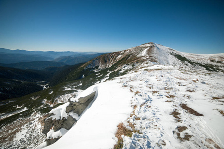 美丽的冬山。国家自然公园。下雪的冬天