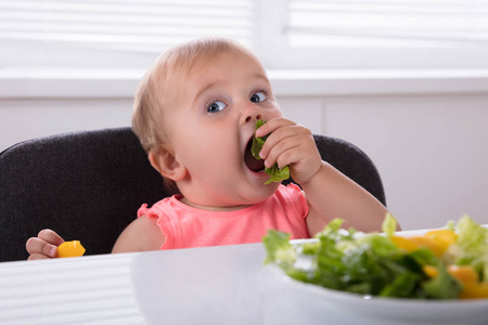 女婴吃健康食品