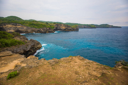 靠近巴厘岛的 Penida 岛附近的蝠鲼点海岸线