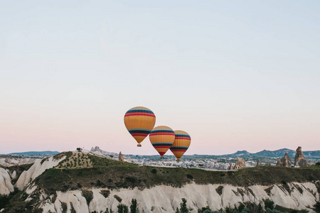 卡帕多西亚著名的旅游胜地是空中飞行。卡帕多西亚被称为世界各地与气球飞行的最佳场所之一。卡帕多细亚，土耳其