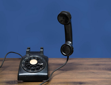 古董老式转盘电话在木桌上