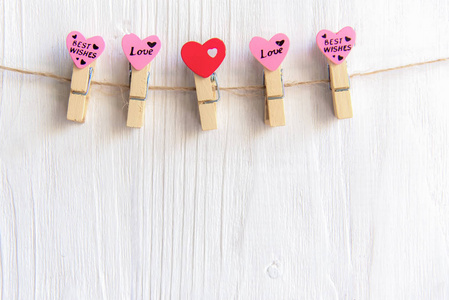 缝心行边界上的红色和粉红色的质朴的白色木板。快乐情人节贺卡样机, 复制空间。情人节概念