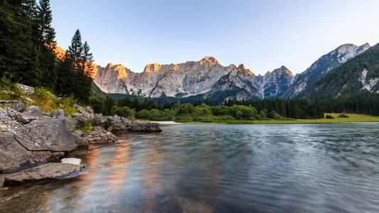 在 Fusine，意大利湖的日落