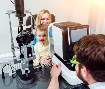 缝灯检查。生物显微镜观察前眼段。基本眼科检查