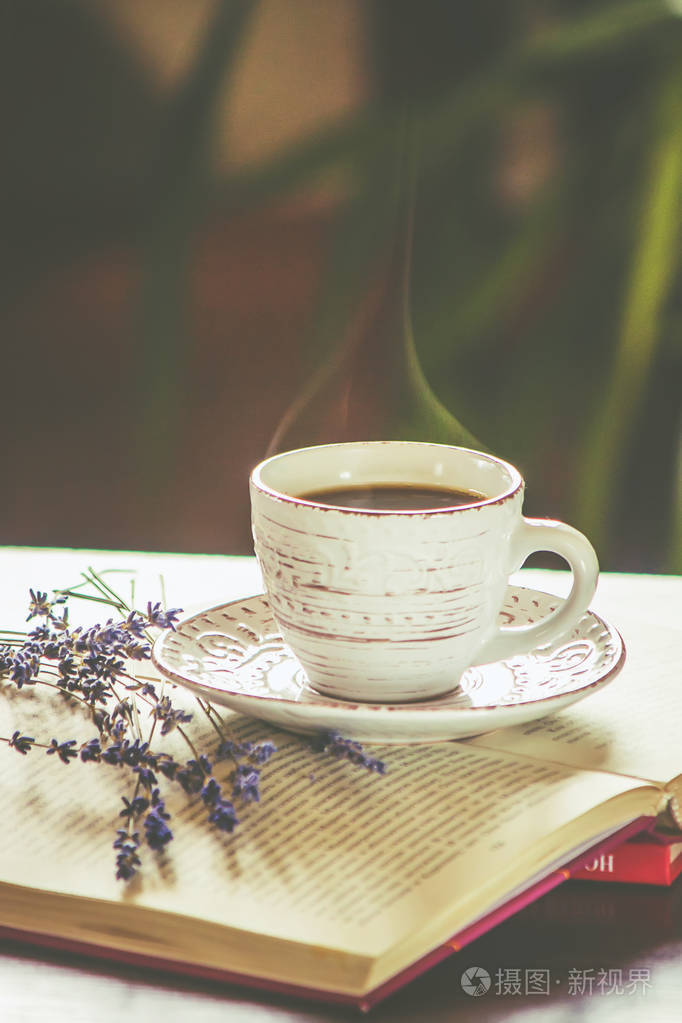 一杯咖啡和一本书.休闲.选择性焦点