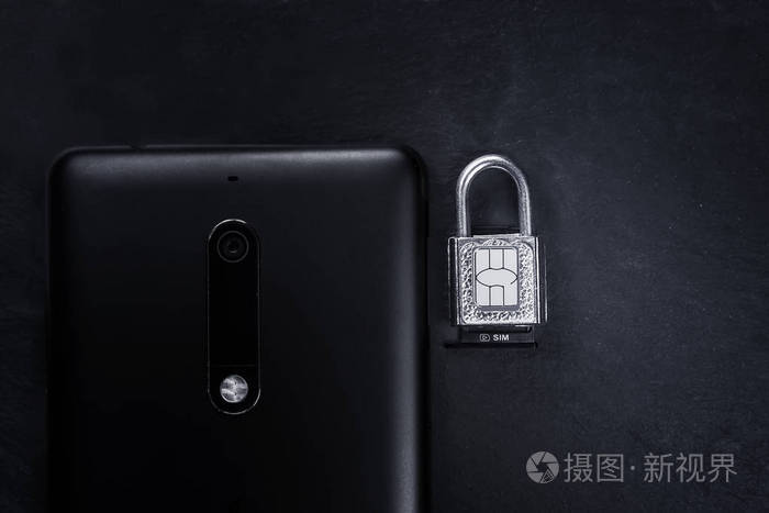 锁和sim卡在它旁边的智能手机