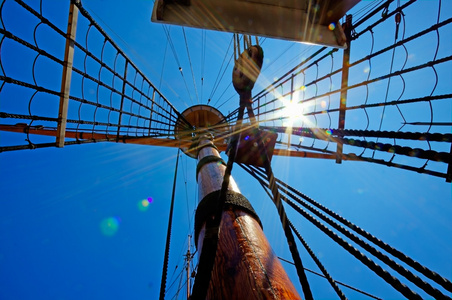 高帆船上桅杆和索具的视图。