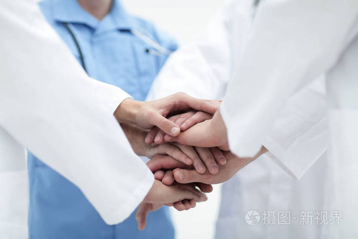 特写小团体的医生团队联手