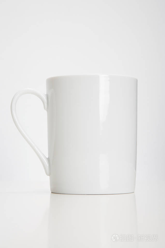 在白色背景上的杯子关闭