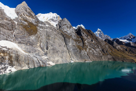 美丽的山川风景在科迪勒拉瓦，秘鲁，南美洲