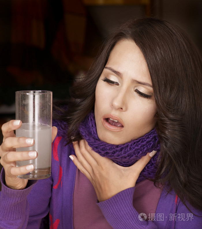 感冒吃药的女孩