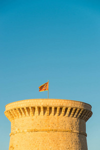 在瞭望塔顶上的巴伦西亚旗帜