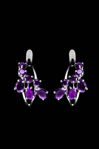 孤立的紫水晶耳环