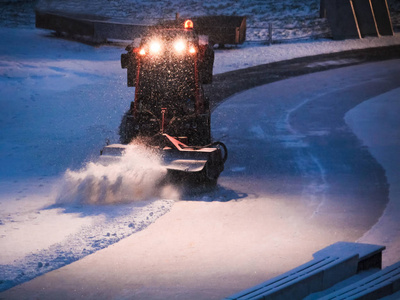 除雪机在公园的清晨清扫道路图片