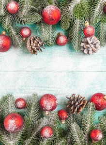 圣诞横幅与绿色树, 红色和白色手工毛毡装饰在白色木质感背景