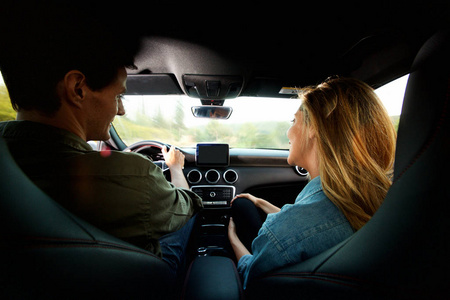 从后面坐在车上的情侣的画像一起在旅途中照片