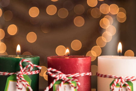 特写红色, 绿色和白色柱子蜡烛抽象模糊的圣诞节背景