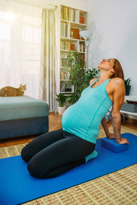 年轻孕妇做瑜伽在家