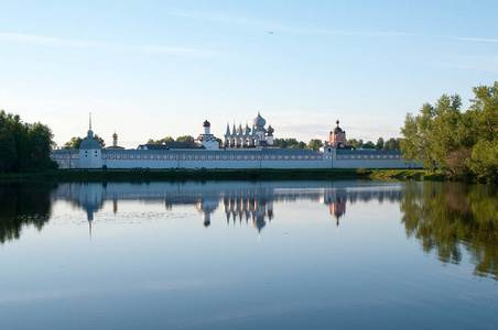 Tikhvin 假设修道院在 Tabory 池塘水域的反映