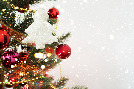 冬季背景下的装饰装饰灯光散的圣诞树特写