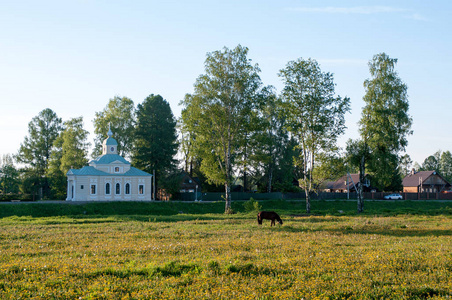 Rimsky科萨科夫的街道和团 所有圣徒 教堂在 Tikhvin