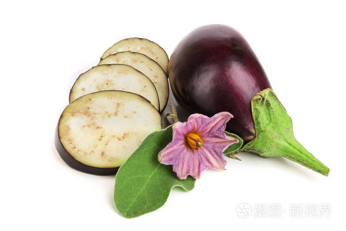 茄子片或茄子蔬菜与孤立的白色背景上的花照片 正版商用图片02zpg6 摄图新视界