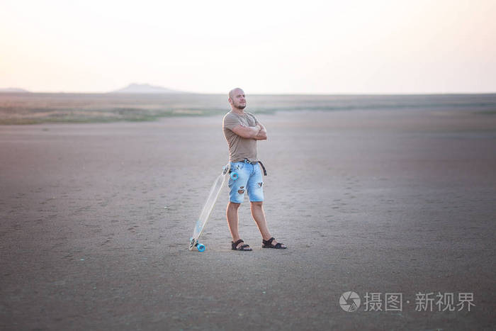 一个人走在湖岸边滑板。盐湖岸边。盐湖