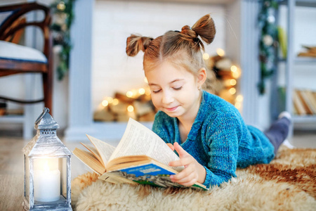 一个小孩在房间里看书。概念新年