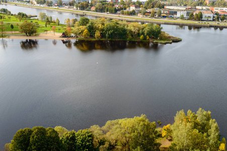 市区在拉脱维亚在秋天的鸟瞰图