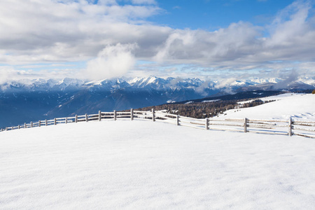 雪山和蓝天在南蒂罗尔冬季旅游土地