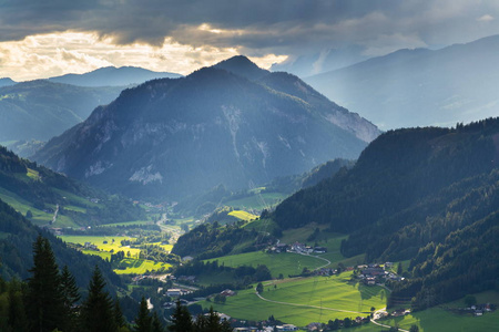 美丽的山谷与前矿业镇 Schladming 在施蒂里亚, 一个