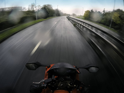 摩托车在运动从车手位置在雨中的看法