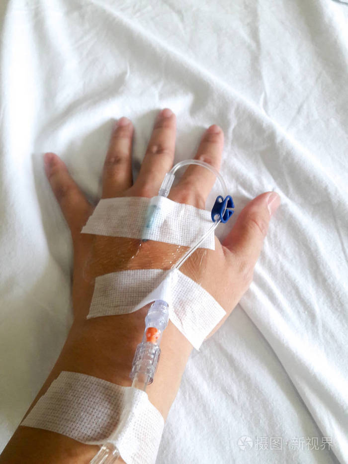 病人手上白布背景生理盐水管
