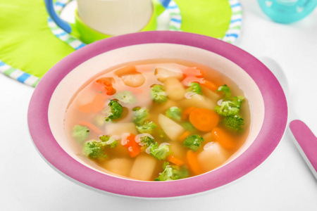 盘在桌上的美味婴儿汤照片