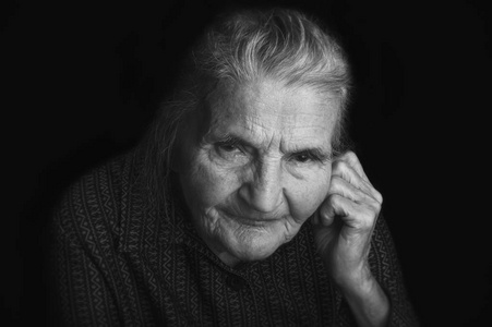 悲伤的老年妇女的肖像。梦到过去