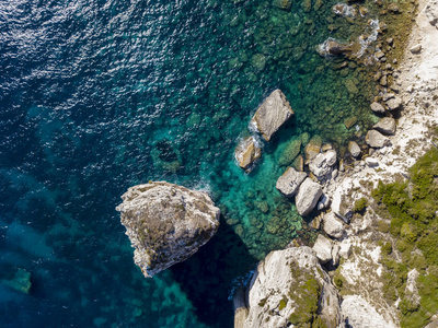 白色石灰岩悬崖, 悬崖上的鸟瞰图。博尼法西奥.科西嘉, 法国。博尼法西奥从撒丁岛分离科西嘉海峡