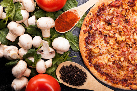 比萨西红柿蘑菇和菠菜的热门观点