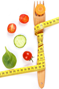 木制叉子包装卷尺和新鲜熟菜, 减肥理念和健康营养