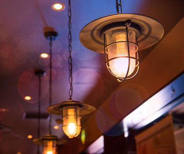在现代的咖啡馆的白炽灯。爱迪生灯
