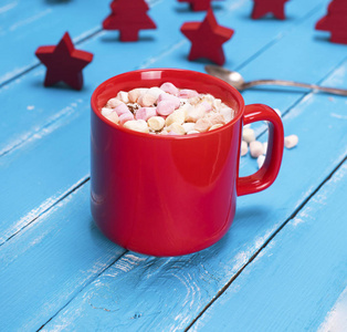 热巧克力与棉花糖在一个红色的陶瓷杯