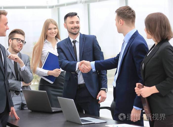 两个业务团队代表互相问候