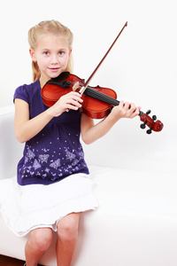 小女孩演奏小提琴