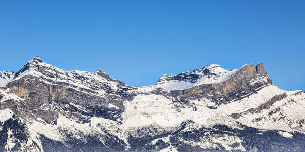 在冬天的高山冠