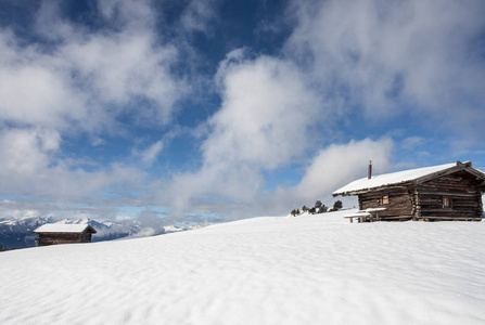 南蒂罗尔雪山景观与木木屋冬季柴维