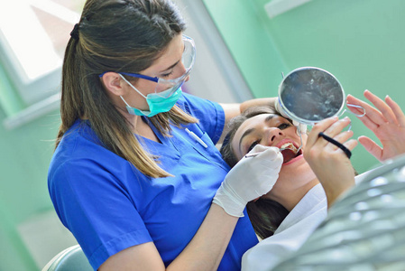 口腔患者人, 医学, 口腔和保健概念-快乐女牙医检查患者的女孩牙齿