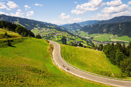 在奥地利施蒂里亚的 Schladming 镇, 骑自行车的山谷