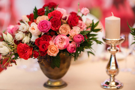 花瓶上的花束在婚礼桌上