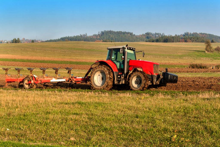 红色拖拉机极场。秋天的田野。农场的生活。在捷克共和国的农业景观