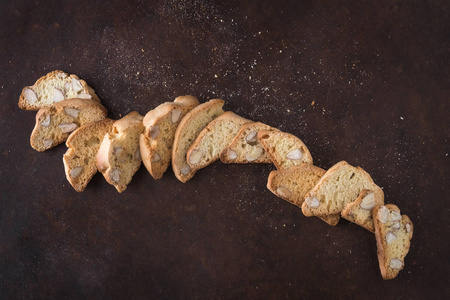 杏仁甜点饼干, 意大利传统的蛋糕叫 cantuccini