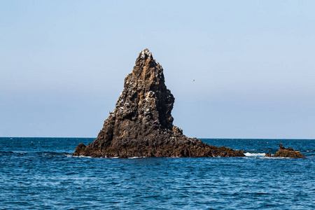 在海峡岛国家公园的东 Anacapa 岛上的一个火山岩形成, 来自加利福尼亚的一条海岸